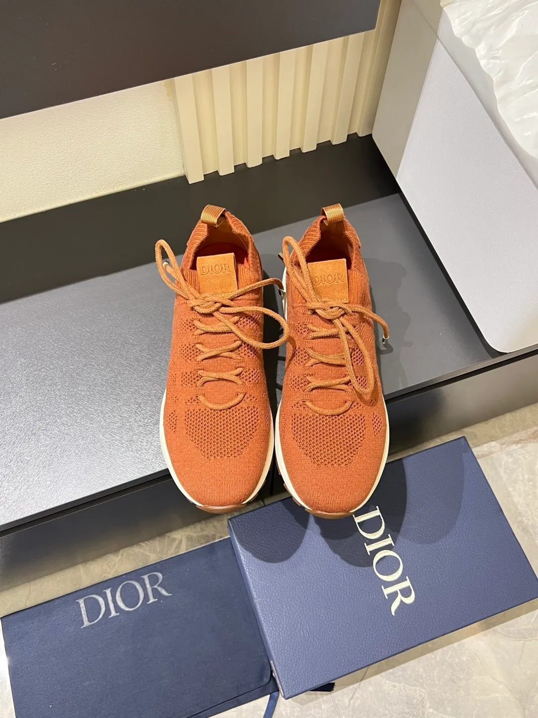 p380 Dior B80 sneakers are a new product of Dior men's series, focusing on comfort and fashion. The upper is made of breathable mesh + fabric splicing, which is lightweight and fits the shape of the foot, making it super comfortable for daily wear. The sole is made of rubber, which has great grip and wear resistance, and is suitable for commuting or light sports. The overall style is simple, the gray tone is versatile, and the shoelaces are adjustable for a more stable fit. Designed by Kim Jones, it is both practical and trendy. It is one of the new hot items in early spring①. size: 38-45 (45 customized)